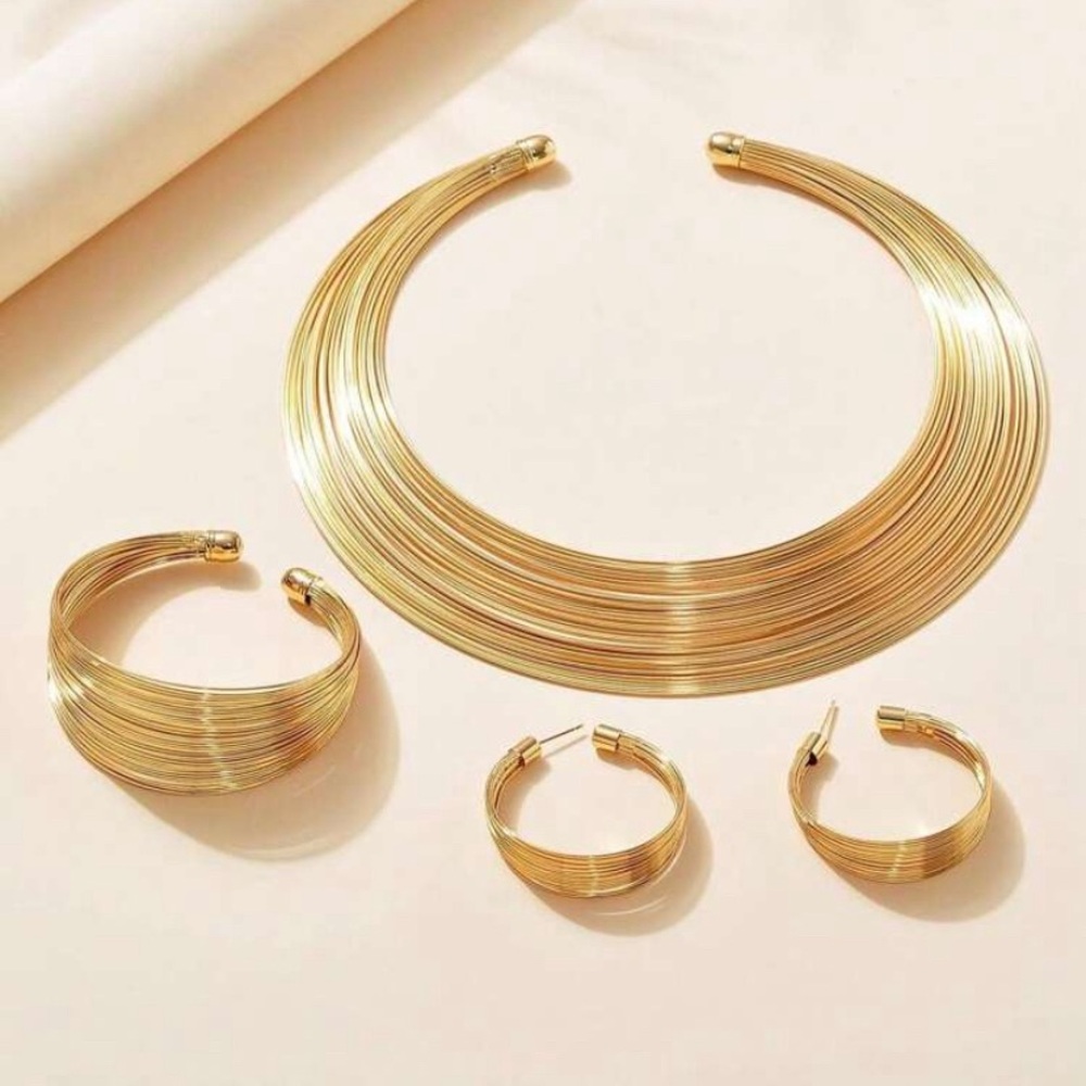 Exaggerated Multi-Layer Jewelry Set in Yellow Gold.